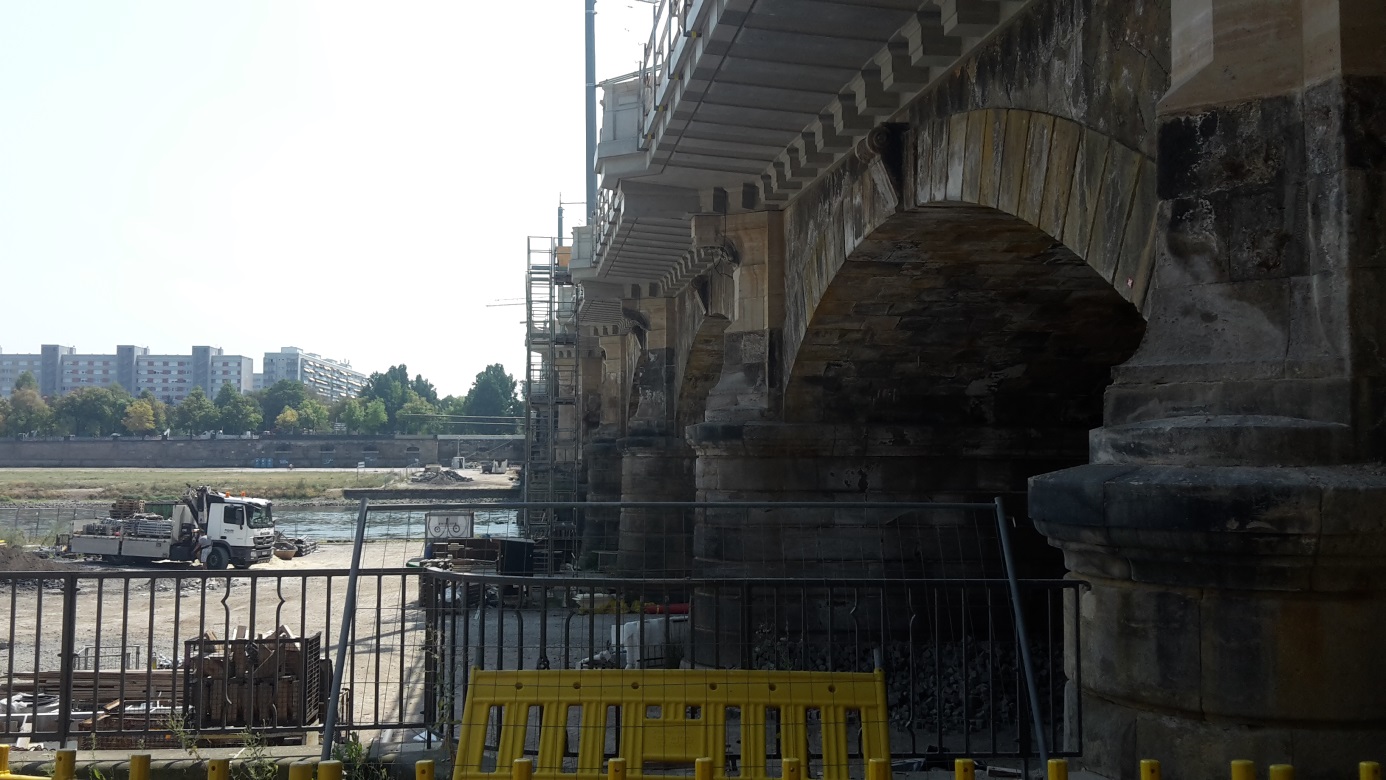 Sanierung Alberbrücke über die Elbe in Dresden - maschineller Gussasphalteinbau